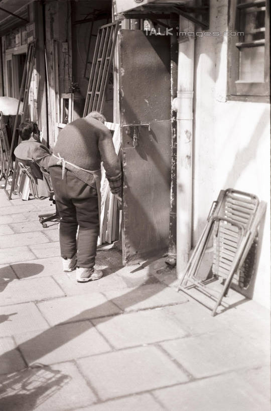 东方人,一个人,家,站,竖图,室外,白天,椅子,亚洲,仅一个男性,仅一个人,弯腰,阴影,服装,光线,影子,房屋,木椅,墙,屋子,公寓,小巷,休闲装,黄种人,洋房,楼房,弄堂,墙壁,墙面,住宅,巷子,背面,衣服,阳光,打开,站着,仅一个老年男性,休闲,休闲服,服饰,开启,弯身,老年男性,男人,男性,亚洲人,站立,彩图,全身,房子,shylt1