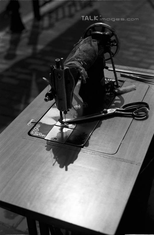 无人,竖图,俯视,黑白,室外,白天,桌面,桌子,连接,阴影,组合,反射,木制,影子,木桌,缝纫机,木制品,缝纫,链接,装订,拼接,杠杆,拼凑,拼合,凑集,聚合,撮合,链结,缝合,高角度拍摄,木桌子,shylt1