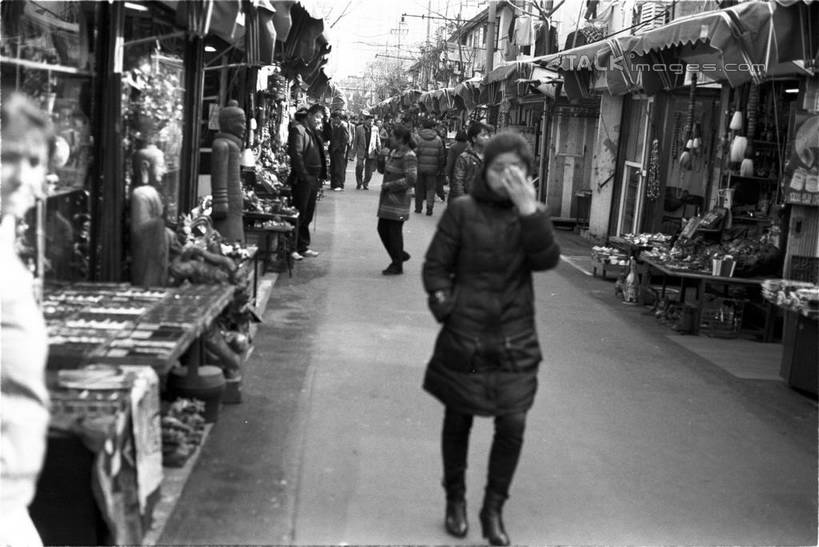 东方人,背部,商店,走,横图,黑白,室外,白天,正面,道路,路,工艺美术品,上海,中国,亚洲,行人,游客,游人,服装,朦胧,模糊,艺术,小路,艺术品,交通,许多人,注视,休闲装,黄种人,商铺,路人,旅客,衣服,工艺品,观察,看,一群人,休闲,休闲服,服饰,观看,工艺,美术,申,察看,关注,东亚,上海市,中华人民共和国,沪,华东地区,市肆,商号,过客,男人,男性,年轻男性,年轻女性,女人,女性,亚洲人,步行,散步,走路,全身,店铺,古董店,古玩店,shylt1