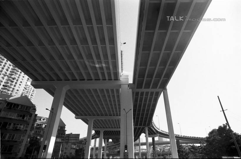 无人,高楼大厦,横图,黑白,室外,白天,仰视,旅游,度假,植物,天花板,标志建筑,大厦,道路,地标,建筑,路,摩天大楼,公路,上海,中国,亚洲,阴影,光线,影子,柱子,高架,交通,娱乐,建设,树,树木,绿色,天空,阳光,自然,外滩,天,享受,休闲,旅游胜地,放松,生长,成长,虹桥机场,申,高架桥,黄浦区,东亚,长宁区,上海市,高架道路,跨线桥,中华人民共和国,沪,华东地区,虹桥路,上海虹桥国际机场,低角度拍摄,大楼,高层建筑,高楼,摩天楼,上海延安高架路,虹桥经济技术开发区,上海虹桥经济技术开发区,shylt1