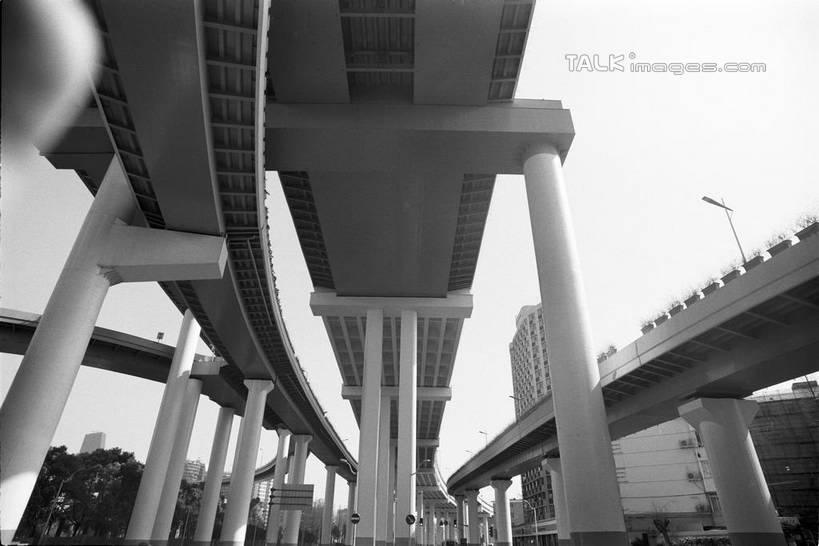 无人,栏杆,横图,黑白,室外,白天,仰视,旅游,度假,标志建筑,道路,地标,建筑,路,路灯,公路,照明,上海,中国,亚洲,阴影,光线,影子,高架,围栏,灯光,交通,娱乐,建设,护栏,盘旋,灯,天空,阳光,外滩,天,享受,休闲,旅游胜地,放松,晴朗,虹桥机场,照亮,申,照明设备,回旋,高架桥,黄浦区,东亚,扭转,长宁区,上海市,高架道路,跨线桥,万里无云,中华人民共和国,沪,华东地区,虹桥路,上海虹桥国际机场,晴空,晴空万里,低角度拍摄,上海延安高架路,虹桥经济技术开发区,上海虹桥经济技术开发区,shylt1