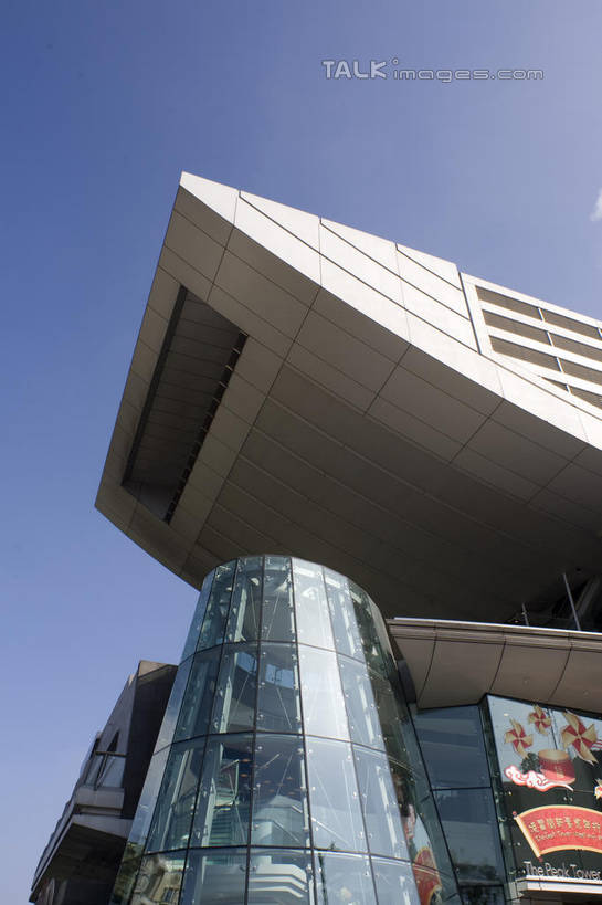 无人,高楼大厦,竖图,室外,白天,仰视,旅游,度假,标志建筑,大厦,地标,建筑,摩天大楼,香港,中国,亚洲,阴影,光线,影子,娱乐,建设,蓝色,蓝天,天空,阳光,天,享受,休闲,旅游胜地,放松,晴朗,港,东亚,万里无云,香港岛,香港特别行政区,港澳台,中华人民共和国,太平山,港岛,晴空,晴空万里,彩图,低角度拍摄,大楼,高层建筑,高楼,摩天楼,shylt1