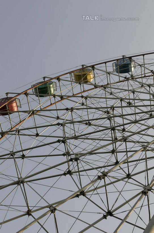 无人,公园,动物园,竖图,室外,特写,白天,仰视,游戏,上海,中国,亚洲,阴影,光线,影子,摩天轮,玩,娱乐,阳光,休闲,游乐设施,活动,申,发泄,消遣,智力,东亚,上海市,费里斯大转轮,中华人民共和国,沪,华东地区,宣泄,游艺设施,玩耍,嬉戏,彩图,低角度拍摄,shylt1