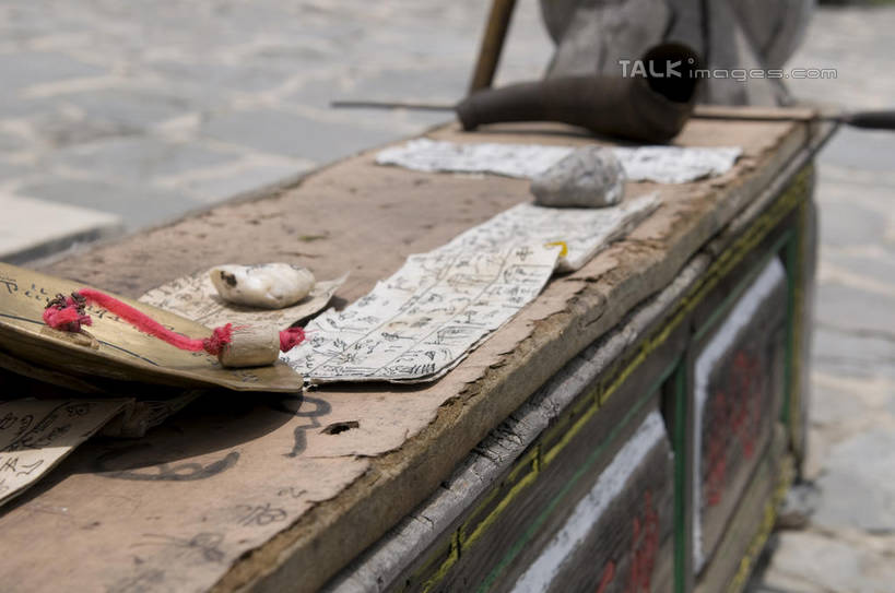 无人,横图,室外,白天,正面,桌面,桌子,丽江,中国,亚洲,阴影,朦胧,模糊,光线,影子,钹,乐器,货摊,云南,东巴,阳光,打击乐器,铙钹,铜钹,东亚,云南省,中华人民共和国,西南地区,滇,丽江市,彩图,shylt1