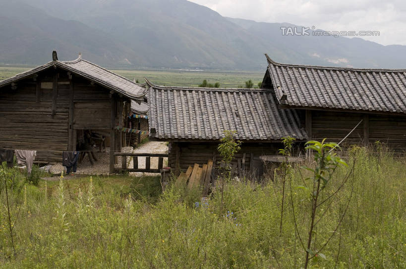 无人,家,横图,室外,白天,正面,旅游,度假,草地,草坪,美景,山,山脉,树林,植物,建筑,丽江,中国,亚洲,阴影,光线,瓦片,影子,房屋,屋顶,屋子,景观,山峰,云,云朵,山峦,云彩,顶棚,瓦,娱乐,楼房,云南,住宅,草,树,树木,东巴,蓝色,绿色,白云,蓝天,天空,阳光,自然,群山,天,享受,休闲,景色,放松,建造,生长,晴朗,成长,自然风光,东亚,屋瓦,云南省,中华人民共和国,西南地区,滇,丽江市,晴空,彩图,房子,shylt1