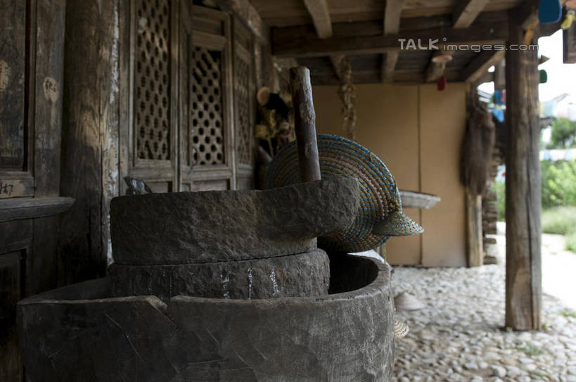 无人,家,横图,室外,白天,正面,旅游,度假,石头,名胜古迹,窗户,标志建筑,地标,建筑,丽江,中国,亚洲,阴影,遗迹,光线,工具,石子,影子,房屋,墙,屋子,古迹,文物,娱乐,建设,古建筑,楼房,云南,墙壁,墙面,住宅,石磨,东巴,阳光,享受,休闲,旅游胜地,放松,研磨,古文明,东亚,磨盘,云南省,中华人民共和国,西南地区,滇,丽江市,石块,彩图,房子,shylt1