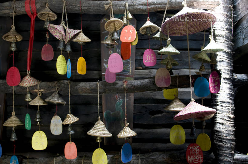 无人,栏杆,横图,室外,白天,正面,旅游,度假,幸福,运气,名胜古迹,标志建筑,地标,建筑,风铃,丽江,中国,亚洲,许多,吊挂,悬挂,阴影,遗迹,光线,影子,围栏,很多,挂,古迹,文物,娱乐,建设,古建筑,护栏,云南,东巴,阳光,祈祷,祈福,享受,休闲,旅游胜地,放松,警示,许愿,祈求,吉祥,平和,问候,古文明,东亚,警惕,云南省,中华人民共和国,西南地区,思念,想念,玉振,滇,丽江市,幸运,占风铎,彩图,shylt1