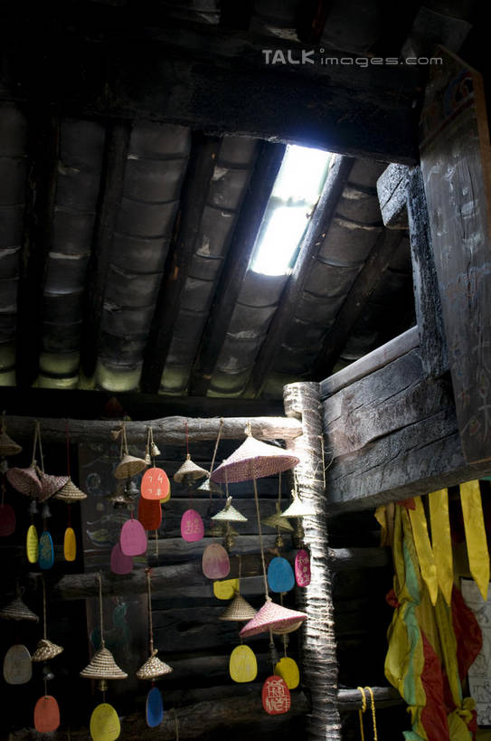 无人,栏杆,竖图,室内,白天,仰视,旅游,度假,幸福,运气,名胜古迹,标志建筑,地标,建筑,风铃,丽江,中国,亚洲,许多,吊挂,悬挂,阴影,遗迹,光线,影子,围栏,很多,挂,古迹,文物,娱乐,建设,古建筑,护栏,云南,东巴,阳光,祈祷,祈福,享受,休闲,旅游胜地,放松,警示,许愿,祈求,吉祥,平和,问候,古文明,东亚,警惕,云南省,中华人民共和国,西南地区,思念,想念,玉振,滇,丽江市,幸运,占风铎,彩图,低角度拍摄,shylt1