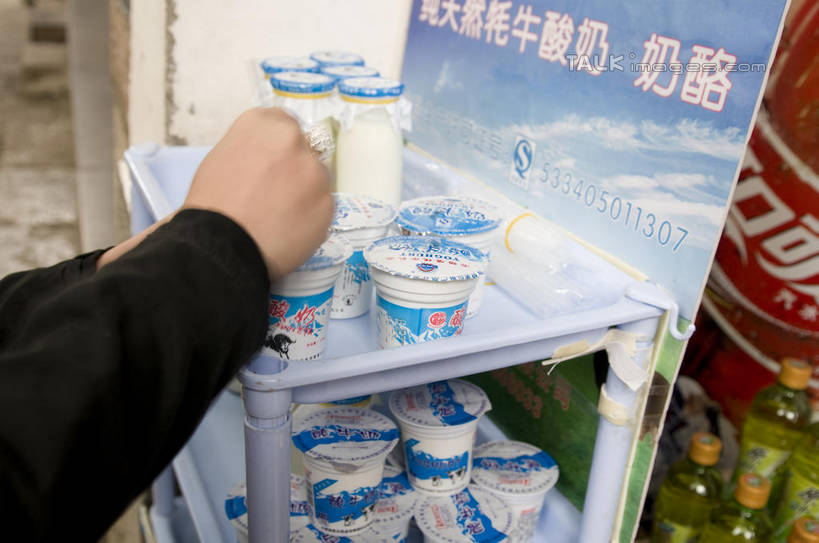 牛奶,东方人,手,一个人,横图,室外,特写,白天,侧面,山,山脉,亚洲,双手,仅一个男性,仅一个人,握,阴影,服装,反射,标志,文字,影子,字符,塑料,山峰,山峦,饮品,营养,置物架,休闲装,黄种人,酸奶,标识,架子,盒子,饮料,仅一个年轻男性,衣服,容器,塑料制品,群山,休闲,手部,休闲服,汉字,握着,服饰,储藏,乳制品,奶,储存,中文,陈列架,发酵,国文,华文,优格,优酪乳,搁架,男人,男性,年轻男性,亚洲人,半身,彩图,贮存,shylt1