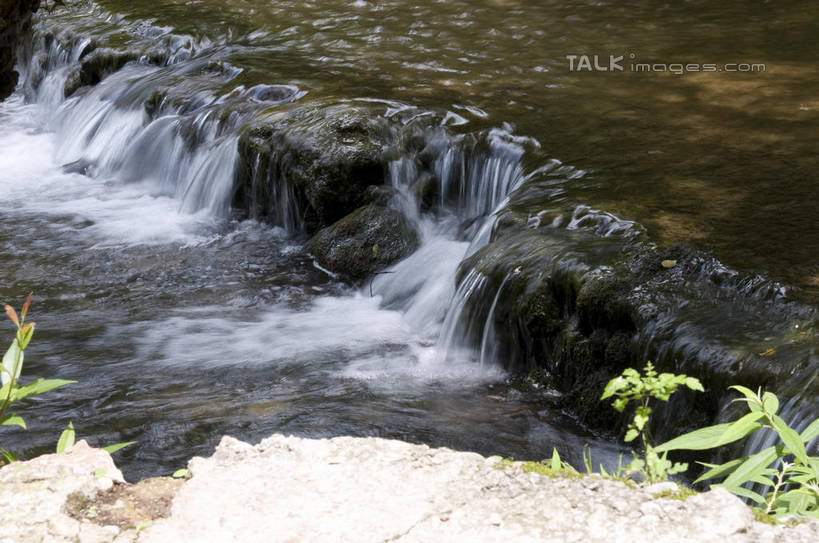 无人,公园,横图,俯视,室外,白天,旅游,度假,草地,草坪,河流,石头,美景,瀑布,水,植物,丽江,中国,亚洲,阴影,飞溅,溅,光线,石子,液体,影子,河水,景观,水滴,水流,娱乐,云南,水珠,草,绿色,阳光,自然,享受,休闲,景色,放松,喷洒,自然风光,东亚,云南省,黑龙潭公园,丽江古城,中华人民共和国,西南地区,滇,丽江市,玉泉公园,跌水,石块,岩石,彩图,高角度拍摄,大研古城,丽江古镇,丽江黑龙潭,shylt1