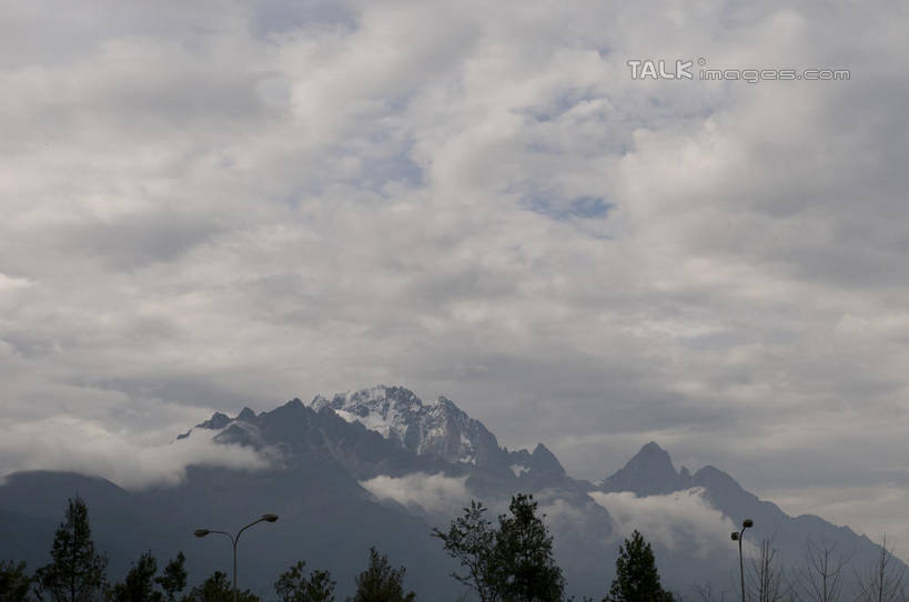 无人,横图,室外,白天,仰视,旅游,度假,美景,山,雪,雪山,植物,大雪,路灯,照明,丽江,中国,亚洲,阴影,光线,影子,冰,积雪,景观,山峰,雪景,云,云朵,冬季,冬天,灯光,山峦,云彩,娱乐,云南,灯,树,树木,玉龙雪山,蓝色,绿色,白云,蓝天,天空,阳光,自然,天,享受,休闲,景色,放松,寒冷,生长,晴朗,成长,照亮,冰冷,照明设备,自然风光,东亚,云南省,中华人民共和国,西南地区,严寒,冰凉,酷寒,凛冽,凛凛,极冷,滇,丽江市,波石欧鲁,黑白雪山,玉龙纳西族自治县,玉龙山,晴空,彩图,低角度拍摄,shylt1