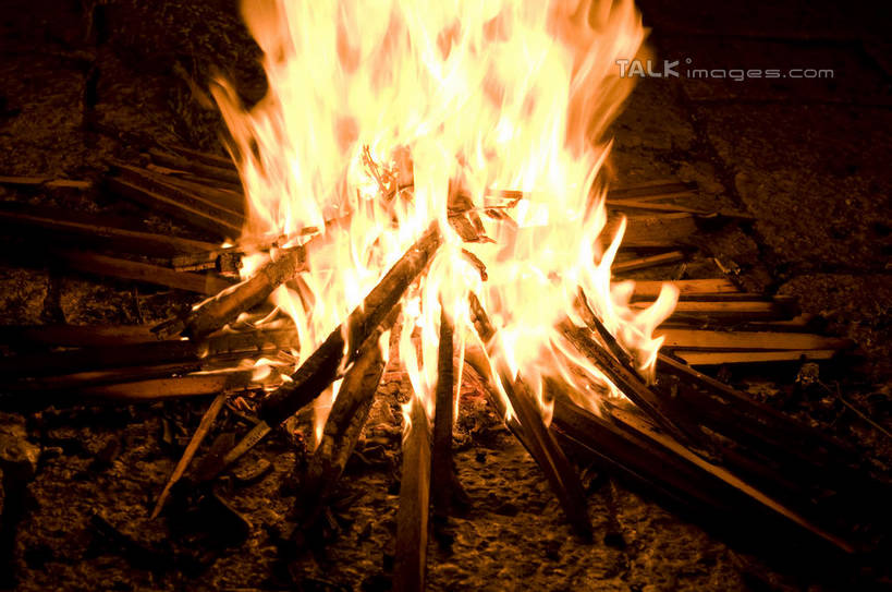 无人,横图,室外,夜晚,正面,热情,火,丽江,中国,亚洲,一堆,堆叠,堆积,节日,庆祝,火焰,木材,燃烧,文化,云南,木柴,火把节,庆典,木料,纪念,堆,篝火,东亚,云南省,中华人民共和国,西南地区,滇,丽江市,彩图,营火,shylt1