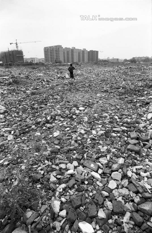 东方人,一个人,家,站,竖图,黑白,室外,白天,正面,工作服,制服,技术,建筑,上海,中国,亚洲,仅一个男性,仅一个人,阴影,破碎,光线,影子,房屋,屋子,公寓,黄种人,破坏,设备,洋房,楼房,破损,废墟,住宅,吊车,拆迁,施工,拾荒者,仅一个年轻男性,天空,阳光,交通工具,天,站着,机械,起重机,乞丐,粉碎,损坏,申,工程,载具,毁坏,乞讨,东亚,摧毁,上海市,中华人民共和国,沪,华东地区,工作制服,叫花子,叫化子,工作车,施工车,汽车吊,男人,男性,年轻男性,亚洲人,站立,全身,工作套服,房子,shylt1