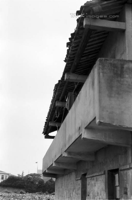 无人,家,露台,竖图,黑白,室外,白天,仰视,阳台,建筑,上海,中国,亚洲,瓦片,房屋,屋顶,屋子,公寓,顶棚,瓦,洋房,楼房,废墟,住宅,拆迁,天空,天,建造,申,东亚,屋瓦,上海市,中华人民共和国,沪,华东地区,低角度拍摄,房子,露天阳台,shylt1