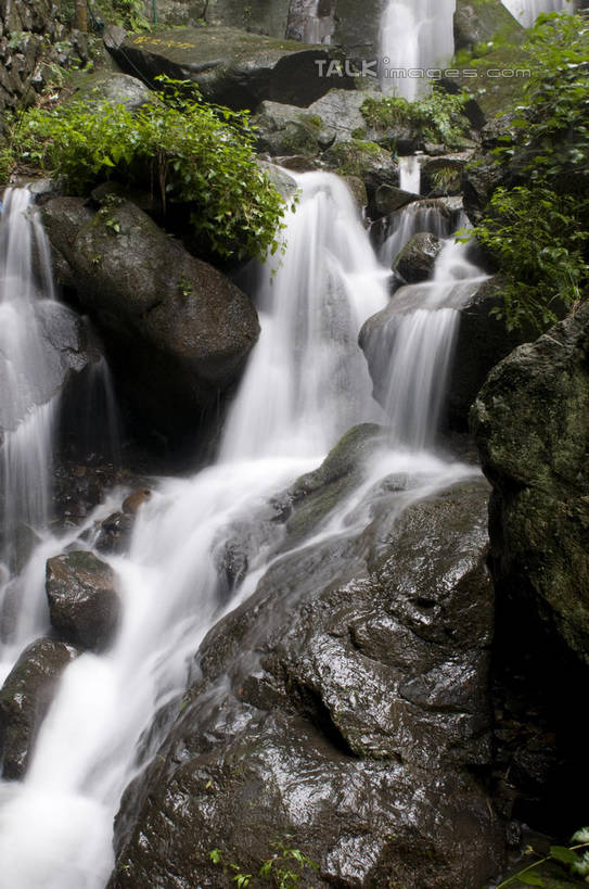无人,竖图,室外,白天,正面,旅游,度假,石头,美景,瀑布,山,山脉,水,中国,亚洲,阴影,飞溅,溅,光线,石子,液体,影子,景观,山峰,水滴,青苔,苔藓,山峦,娱乐,浙江,水珠,安吉,安吉县,浙江省,阳光,自然,群山,享受,休闲,景色,放松,喷洒,自然风光,东亚,中华人民共和国,华东地区,浙,湖州,湖州市,跌水,石块,岩石,彩图,shylt1