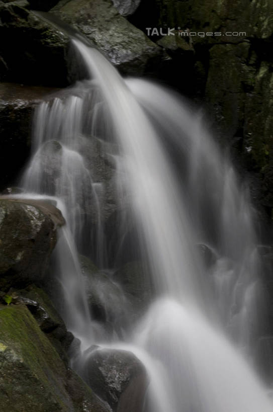 无人,竖图,室外,白天,正面,旅游,度假,石头,美景,瀑布,山,山脉,水,中国,亚洲,阴影,飞溅,溅,光线,石子,液体,影子,景观,山峰,水滴,青苔,苔藓,山峦,娱乐,浙江,水珠,安吉,安吉县,浙江省,阳光,自然,群山,享受,休闲,景色,放松,喷洒,自然风光,东亚,中华人民共和国,华东地区,浙,湖州,湖州市,跌水,石块,岩石,彩图,shylt1