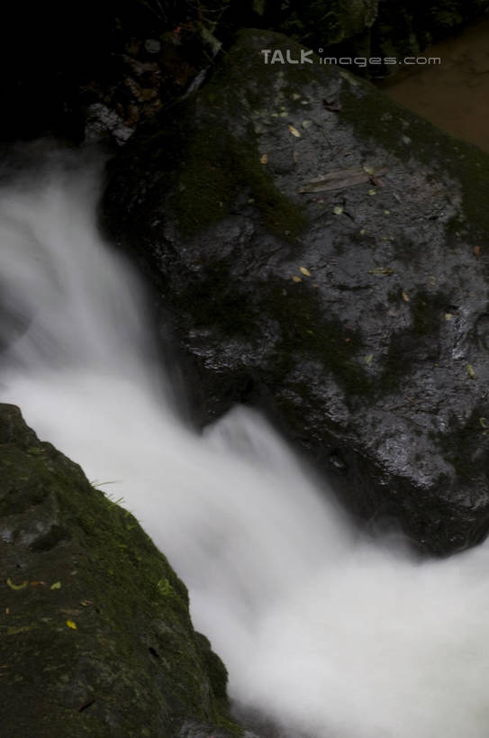 无人,竖图,室外,白天,正面,旅游,度假,石头,美景,瀑布,山,山脉,水,中国,亚洲,阴影,飞溅,溅,光线,石子,液体,影子,景观,山峰,水滴,青苔,苔藓,山峦,娱乐,浙江,水珠,安吉,安吉县,浙江省,阳光,自然,群山,享受,休闲,景色,放松,喷洒,自然风光,东亚,中华人民共和国,华东地区,浙,湖州,湖州市,跌水,石块,岩石,彩图,shylt1