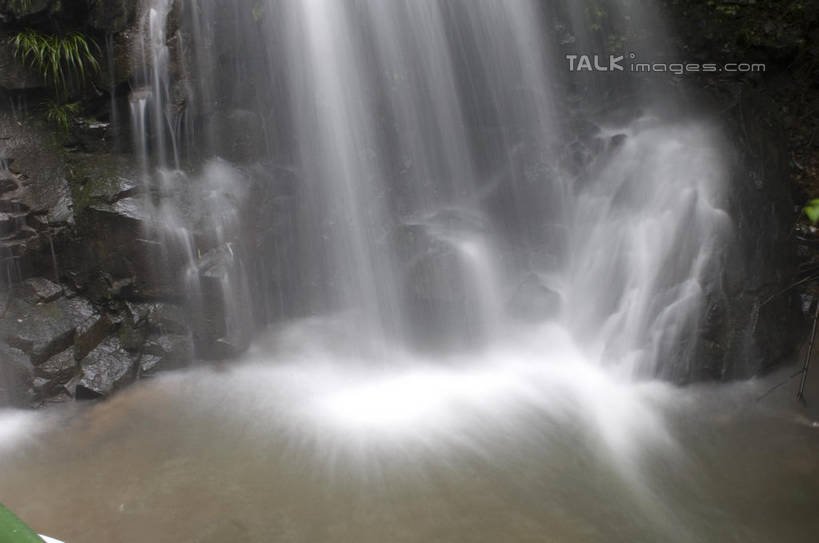 无人,横图,室外,白天,正面,旅游,度假,石头,美景,瀑布,山,山脉,水,中国,亚洲,阴影,飞溅,溅,光线,石子,液体,影子,景观,山峰,水滴,青苔,苔藓,山峦,娱乐,浙江,水珠,安吉,安吉县,浙江省,阳光,自然,群山,享受,休闲,景色,放松,喷洒,自然风光,东亚,中华人民共和国,华东地区,浙,湖州,湖州市,跌水,石块,岩石,彩图,shylt1