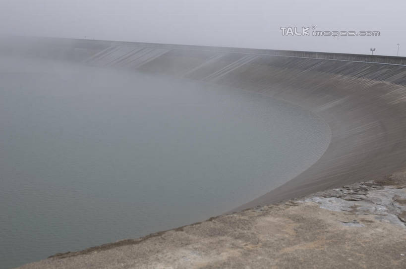 无人,横图,室外,白天,正面,旅游,度假,安全,灌溉,湖,湖泊,美景,水,雾,建筑,中国,亚洲,蓄水,朦胧,模糊,湖面,景观,水流,水面,防护,娱乐,建设,浙江,水坝,水库,安吉,安吉县,浙江省,自然,湖水,享受,休闲,发电,景色,放松,保护,迷雾,自然风光,保险,东亚,坝,防波堤,航运,中华人民共和国,华东地区,浙,保全,周全,安稳,安定,防洪,供水,水力发电,湖州,湖州市,平安,大雾,彩图,破浪堤,shylt1