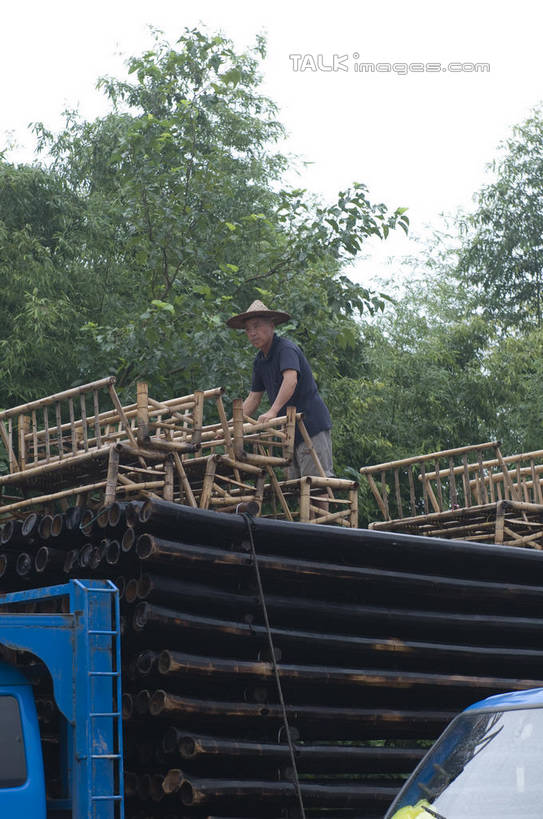 东方人,一个人,站,竖图,室外,白天,侧面,美景,卡车,汽车,帽子,中国,亚洲,仅一个男性,仅一个人,仅一个中年男性,一辆,一排,阴影,竹制,服装,整齐,编织,光线,影子,竹排,景观,运输工具,注视,休闲装,黄种人,浙江,车,竹筏,安吉,安吉县,浙江省,排列,工人,衣服,蓝色,蓝天,天空,阳光,自然,交通工具,天,低头,观察,看,站着,休闲,休闲服,景色,服饰,晴朗,观看,竹条,察看,竹制品,队列,关注,自然风光,载具,东亚,万里无云,中华人民共和国,华东地区,浙,一顶,湖州,湖州市,水上交通工具,男人,男性,中年男性,亚洲人,员工,晴空,晴空万里,站立,彩图,全身,匠人,劳动者,体力工,shylt1