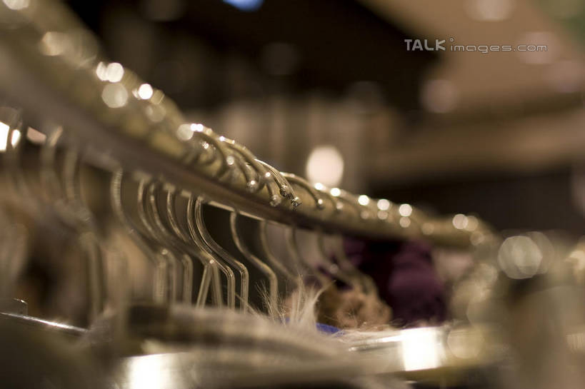 无人,商店,横图,室内,特写,白天,正面,购物,消费,超市,静物,衣架,阴影,朦胧,模糊,光线,影子,灯光,金融,百货,服装店,选购,贸易,百货公司,服饰店,血拼,挂衣架,晾衣架,彩图,购物商场,购物中心,商业中心,shylt1