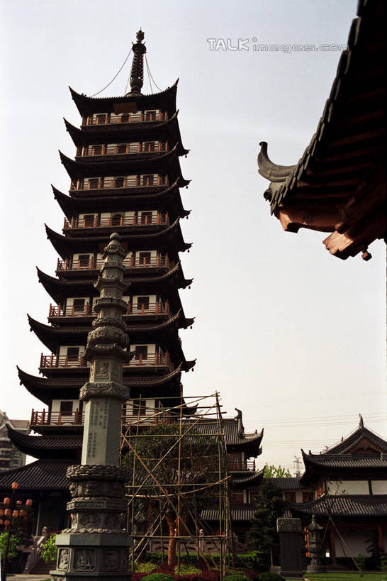 无人,竖图,室外,白天,仰视,旅游,度假,名胜古迹,标志建筑,地标,建筑,上海,中国,亚洲,阴影,遗迹,光线,瓦片,影子,屋顶,塔,顶棚,瓦,古迹,文物,娱乐,建设,古建筑,宝塔,佛塔,真如寺,蓝色,蓝天,天空,阳光,天,享受,休闲,旅游胜地,放松,建造,晴朗,申,古文明,东亚,屋瓦,普陀区,上海市,万里无云,中华人民共和国,沪,华东地区,浮图,浮屠,晴空,晴空万里,彩图,低角度拍摄,塔婆,浮图塔,浮头,佛图,真如镇,shylt1