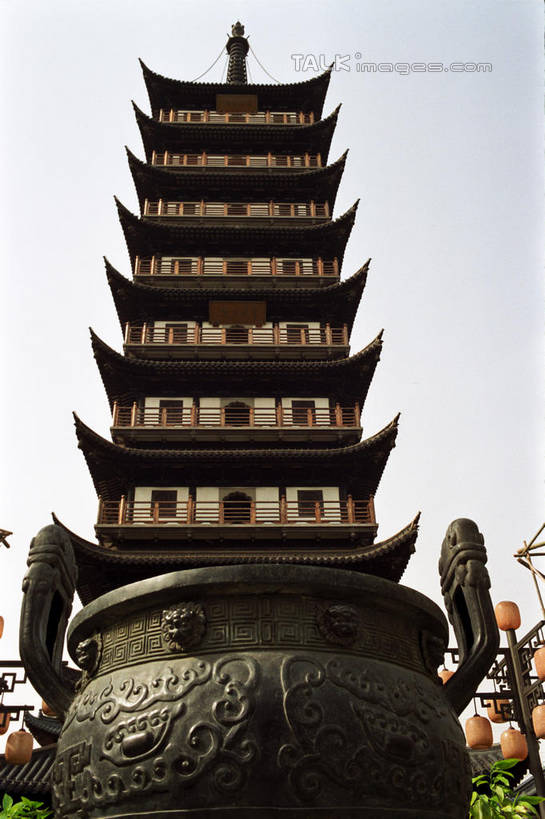 无人,竖图,室外,白天,仰视,旅游,度假,名胜古迹,标志建筑,地标,建筑,上海,中国,亚洲,阴影,遗迹,光线,瓦片,香炉,影子,屋顶,塔,顶棚,瓦,古迹,文物,娱乐,建设,古建筑,宝塔,佛塔,真如寺,蓝色,蓝天,天空,阳光,天,享受,休闲,旅游胜地,放松,建造,晴朗,祭奠,祭祀,申,祭坛,古文明,东亚,屋瓦,普陀区,上海市,万里无云,中华人民共和国,沪,华东地区,敬拜,浮图,浮屠,晴空,晴空万里,彩图,低角度拍摄,塔婆,浮图塔,浮头,佛图,真如镇,shylt1