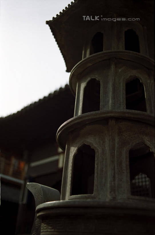 无人,竖图,室外,白天,仰视,旅游,度假,名胜古迹,标志建筑,地标,建筑,上海,中国,亚洲,阴影,遗迹,光线,瓦片,影子,屋顶,顶棚,瓦,古迹,文物,娱乐,建设,古建筑,真如寺,蓝色,蓝天,天空,阳光,天,享受,休闲,旅游胜地,放松,建造,晴朗,申,古文明,东亚,屋瓦,普陀区,上海市,万里无云,中华人民共和国,沪,华东地区,晴空,晴空万里,彩图,低角度拍摄,真如镇,shylt1