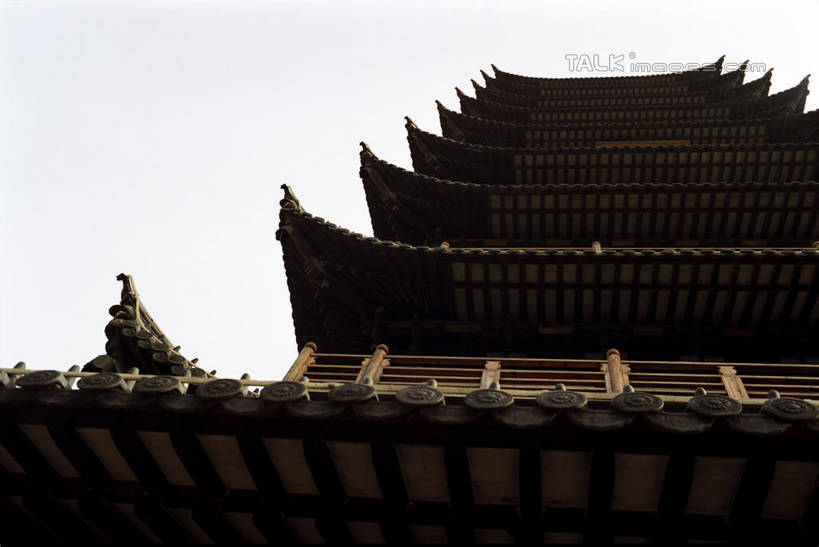 无人,横图,室外,白天,仰视,旅游,度假,名胜古迹,标志建筑,地标,建筑,上海,中国,亚洲,阴影,遗迹,光线,瓦片,影子,屋顶,塔,顶棚,瓦,古迹,文物,娱乐,建设,古建筑,宝塔,佛塔,真如寺,蓝色,蓝天,天空,阳光,天,享受,休闲,旅游胜地,放松,建造,晴朗,申,古文明,东亚,屋瓦,普陀区,上海市,万里无云,中华人民共和国,沪,华东地区,浮图,浮屠,晴空,晴空万里,彩图,低角度拍摄,塔婆,浮图塔,浮头,佛图,真如镇,shylt1