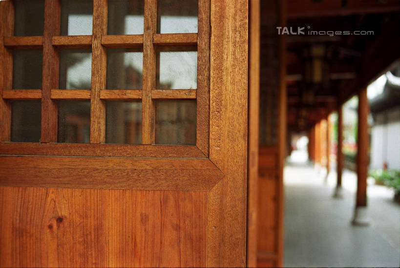 无人,寺庙,横图,室外,白天,正面,旅游,度假,名胜古迹,窗户,标志建筑,地标,建筑,上海,中国,亚洲,阴影,节日,朦胧,模糊,遗迹,光线,木制,影子,墙,走道,走廊,过道,燃烧,古迹,文化,文物,娱乐,建设,古建筑,玻璃窗,墙壁,墙面,真如寺,阳光,木制品,香火,庙宇,祈祷,享受,休闲,健康,旅游胜地,放松,许愿,宗教,信仰,纪念,祈求,申,古文明,东亚,普陀区,上海市,中华人民共和国,沪,华东地区,平安,彩图,庙,寺,真如镇,shylt1