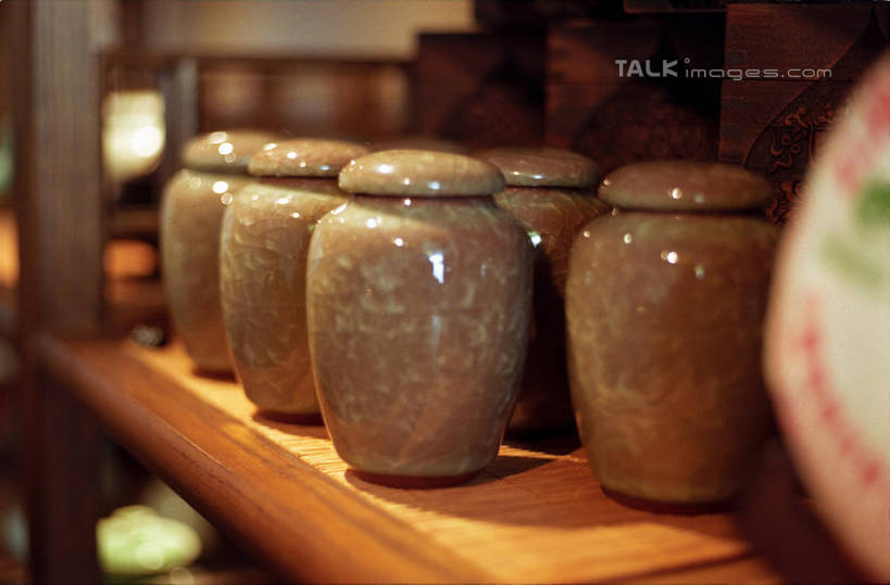 无人,横图,室内,特写,白天,正面,静物,一排,许多,阴影,朦胧,模糊,整齐,并列,并排,反射,罐子,影子,陶瓷,茶道,陶瓷制品,很多,文化,茶楼,排列,瓶子,茶馆,茶室,茶艺,环境,队列,平行,东亚文化,礼法,修行,茶房,茶肆,彩图,茶文化,shylt1