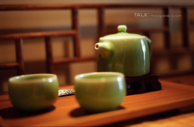 无人,横图,室内,特写,白天,正面,桌面,桌子,静物,杯子,工艺美术品,阴影,朦胧,模糊,艺术,反射,木制,壶,影子,陶瓷,木桌,茶道,陶瓷制品,艺术品,文化,茶楼,水壶,茶壶,木制品,容器,水杯,工艺品,茶馆,茶室,工艺,茶艺,环境,美术,东亚文化,礼法,修行,茶房,茶肆,茶杯,彩图,木桌子,茶文化,shylt1