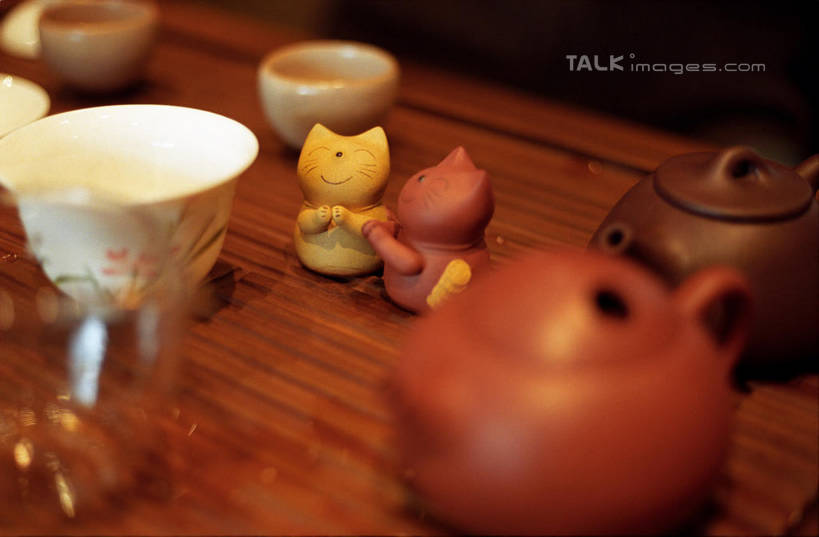 无人,横图,俯视,室内,特写,白天,宠物,猫,静物,雕塑,阴影,朦胧,模糊,艺术,装饰,反射,雕刻,雕像,壶,泥塑,影子,陶瓷,茶道,陶瓷制品,文化,茶楼,水壶,两个,动物,茶壶,容器,工艺品,茶馆,可爱,纪念,茶室,茶艺,环境,美术,主题,猫咪,陈列,东亚文化,功能,美学,礼法,修行,茶房,茶肆,彩图,高角度拍摄,茶文化,shylt1