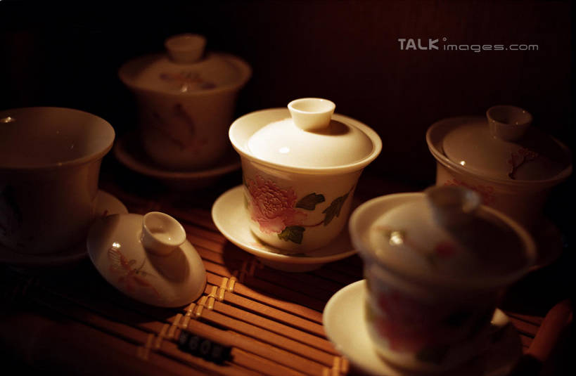 无人,横图,俯视,室内,特写,白天,静物,杯子,工艺美术品,许多,阴影,朦胧,模糊,艺术,反射,壶,影子,陶瓷,茶道,陶瓷制品,艺术品,很多,文化,茶楼,水壶,茶壶,容器,水杯,工艺品,茶馆,茶室,工艺,茶艺,环境,美术,东亚文化,礼法,修行,茶房,茶肆,茶杯,彩图,高角度拍摄,茶文化,shylt1