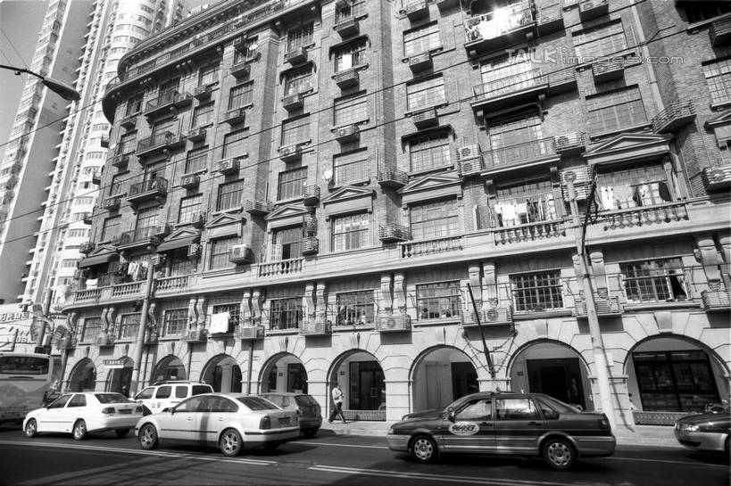 无人,家,横图,黑白,室外,白天,仰视,旅游,度假,窗户,标志建筑,道路,地标,建筑,路,路灯,公路,汽车,照明,上海,中国,亚洲,一排,许多,停靠,阴影,整齐,并列,并排,光线,影子,房屋,屋子,公寓,灯光,交通,很多,娱乐,建设,洋房,楼房,玻璃窗,住宅,车,灯,排列,天空,阳光,交通工具,轿车,天,享受,休闲,旅游胜地,放松,武康大楼,淮海路,照亮,申,照明设备,队列,停泊,载具,平行,东亚,淮海中路,徐汇区,上海市,中华人民共和国,沪,华东地区,马路,低角度拍摄,房子,东美特公寓,诺曼底公寓,shylt1