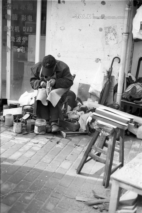 东方人,一个人,鞋匠,坐,竖图,黑白,室外,白天,正面,工作服,制服,亚洲,仅一个男性,仅一个人,握,阴影,花纹,光线,木制,板凳,布,伞,图案,影子,雨伞,遮阳伞,凳子,墙,布纹,黄种人,阳伞,墙壁,墙面,工人,阳光,木制品,仅一个老年男性,握着,修理,布匹,太阳伞,工作制服,补缀,修缮,修补,老年男性,男人,男性,亚洲人,员工,坐着,全身,工作套服,匠人,劳动者,体力工,shylt1