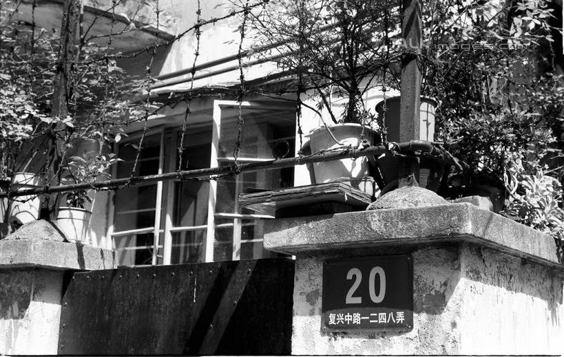 无人,家,栏杆,横图,黑白,室外,白天,正面,度假,美景,门,城市风光,城市,上海,中国,亚洲,阴影,光线,标志,数字,文字,影子,字符,房屋,屋子,景观,公寓,围栏,娱乐,标识,洋房,护栏,楼房,住宅,阳光,门框,享受,休闲,汉字,景色,放松,阿拉伯数字,复兴中路,申,中文,卢湾区,东亚,上海市,中华人民共和国,沪,华东地区,国文,华文,房子,shylt1