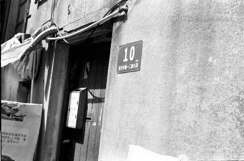 无人,家,横图,黑白,室外,白天,正面,度假,美景,城市风光,城市,上海,中国,亚洲,阴影,光线,标志,数字,文字,影子,字符,房屋,墙,屋子,景观,公寓,娱乐,标识,洋房,楼房,墙壁,墙面,住宅,阳光,享受,休闲,汉字,景色,放松,阿拉伯数字,复兴中路,申,中文,卢湾区,东亚,上海市,中华人民共和国,沪,华东地区,国文,华文,房子,shylt1