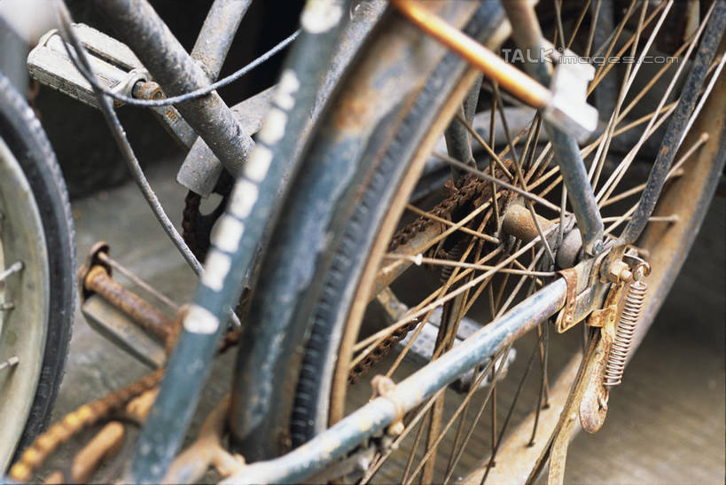 无人,横图,俯视,室外,特写,白天,自行车,静物,一辆,阴影,生锈,光线,影子,车,脚踏车,阳光,交通工具,腐蚀,侵蚀,载具,腐化,锈迹斑斑,彩图,高角度拍摄,shylt1