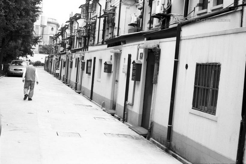 东方人,一个人,家,走,横图,黑白,室外,白天,度假,美景,植物,窗户,城市风光,城市,道路,路,公路,汽车,上海,中国,亚洲,仅一个男性,仅一个人,阴影,服装,光线,影子,房屋,屋子,景观,公寓,交通,休闲装,黄种人,娱乐,洋房,楼房,玻璃窗,住宅,车,树,树木,背面,衣服,绿色,天空,阳光,自然,交通工具,轿车,天,仅一个老年男性,享受,休闲,休闲服,景色,放松,服饰,生长,成长,陕西南路,申,载具,卢湾区,东亚,静安区,徐汇区,上海市,中华人民共和国,沪,华东地区,老年男性,男人,男性,亚洲人,马路,步行,散步,走路,全身,房子,shylt1