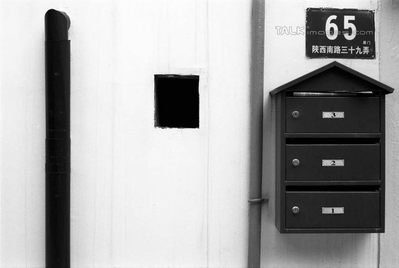 无人,家,横图,黑白,室外,特写,白天,正面,度假,美景,城市风光,城市,指示牌,上海,中国,亚洲,传递,信息,标志,路标,文字,字符,房屋,墙,屋子,景观,公寓,联系,娱乐,标识,洋房,楼房,路牌,邮筒,邮箱,墙壁,墙面,住宅,白色,享受,休闲,汉字,景色,放松,联络,邮递,通信,陕西南路,申,中文,邮政,卢湾区,东亚,静安区,徐汇区,上海市,中华人民共和国,沪,华东地区,国文,华文,房子,shylt1