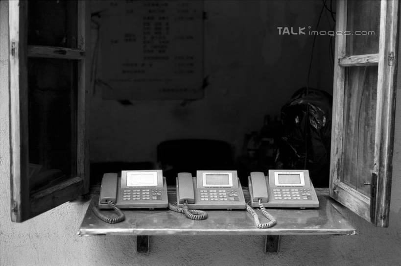 无人,家,打电话,横图,黑白,室外,白天,正面,度假,美景,城市风光,城市,电话,上海,中国,亚洲,房屋,墙,屋子,景观,娱乐,通讯设备,楼房,墙壁,墙面,住宅,话筒,享受,休闲,电话线,景色,放松,陕西南路,申,三台,固定电话,卢湾区,东亚,静安区,徐汇区,上海市,中华人民共和国,沪,华东地区,交流,电话机,沟通,通话,房子,shylt1