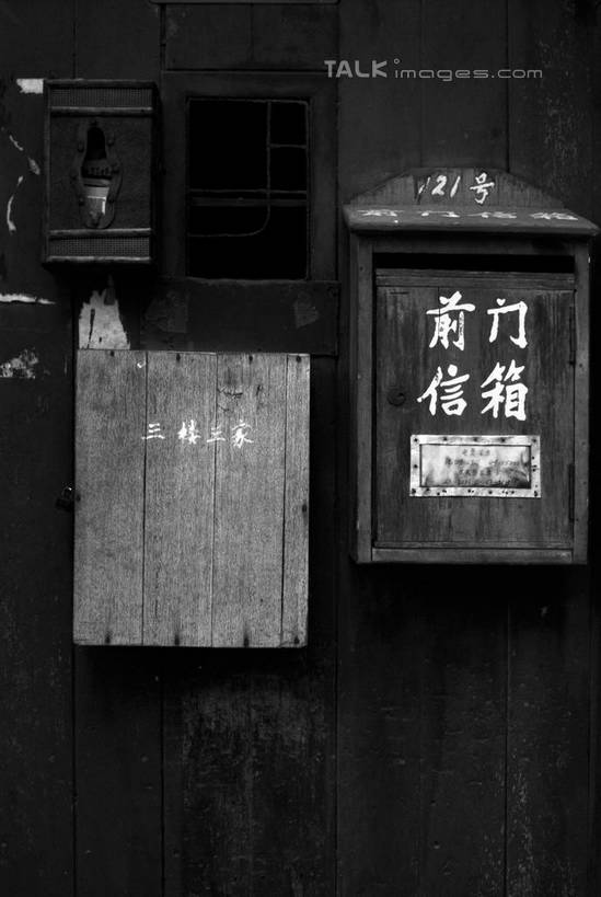 无人,竖图,黑白,室外,特写,白天,正面,门,上海,中国,亚洲,阴影,传递,光线,信息,标志,文字,影子,字符,联系,标识,邮筒,邮箱,阳光,门框,汉字,联络,邮递,通信,申,中文,邮政,东亚,上海市,中华人民共和国,沪,华东地区,国文,华文,shylt1