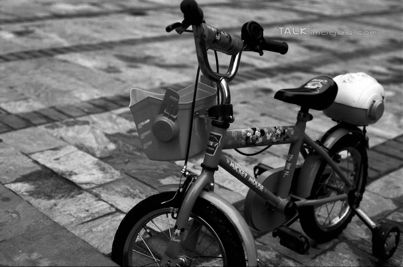 无人,横图,黑白,室外,白天,正面,道路,路,公路,自行车,一辆,停靠,阴影,光线,影子,交通,车,脚踏车,阳光,交通工具,停泊,载具,儿童车,儿童自行车,马路,shylt1