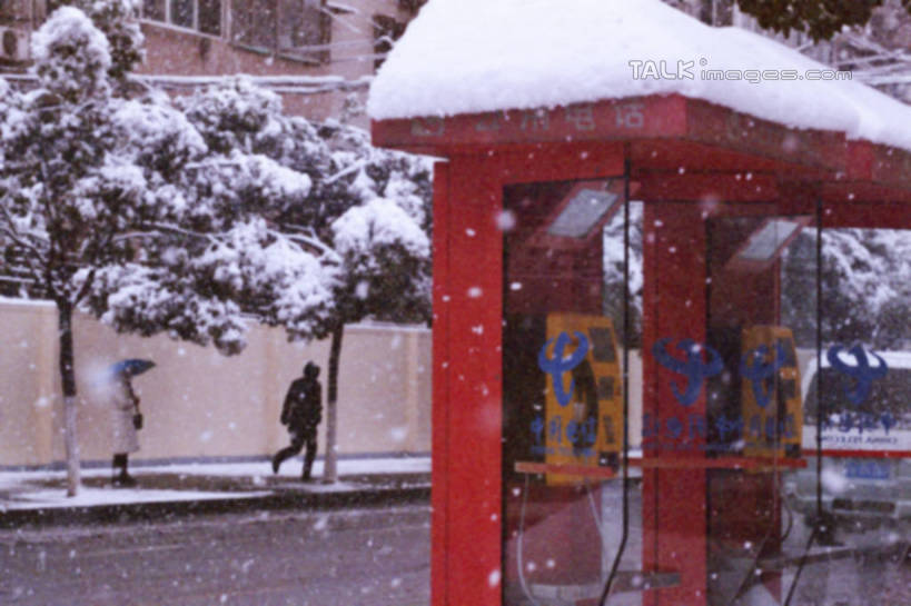 东方人,两个人,家,站,走,横图,室外,白天,正面,雪,植物,大雪,道路,路,公路,玻璃,亚洲,行人,标志,伞,文字,雨伞,字符,房屋,屋子,积雪,雪景,冬季,冬天,围墙,交通,黄种人,标识,阳伞,楼房,电话亭,路人,住宅,树,树木,红色,蓝色,绿色,自然,站着,汉字,寒冷,生长,成长,中文,严寒,国文,华文,过客,男人,男性,年轻男性,年轻女性,女人,女性,亚洲人,马路,步行,散步,站立,走路,彩图,全身,房子,shylt1