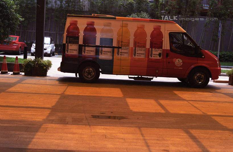 无人,横图,室外,白天,正面,度假,绘画,美景,植物,城市风光,城市,道路,路,公路,汽车,上海,中国,亚洲,阴影,艺术,装饰,光线,影子,墙,景观,交通,饮品,文化,娱乐,壁画,广告,墙壁,墙面,车,树,树木,饮料,绿色,阳光,自然,瓶子,塑料制品,交通工具,轿车,享受,休闲,塑料瓶,景色,放松,生长,成长,华丽,修饰,点缀,申,可口,载具,能量,东亚,上海市,中华人民共和国,沪,华东地区,衬托,美观,雅致,雅观,补充,适口,马路,画画,彩图,能量饮料,shylt1