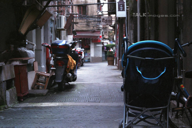 无人,家,商店,横图,室外,白天,正面,度假,美景,城市风光,城市,道路,路,上海,中国,亚洲,阴影,光线,影子,房屋,墙,屋子,景观,公寓,小路,交通,娱乐,商铺,泰康路,田子坊,洋房,楼房,墙壁,墙面,石库门,住宅,车,婴儿车,阳光,享受,休闲,景色,放松,申,载具,卢湾区,东亚,上海市,中华人民共和国,沪,华东地区,市肆,商号,宝宝车,婴儿手推车,婴儿推车,彩图,房子,店铺,shylt1