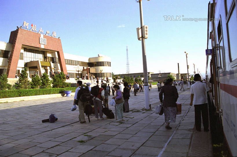 东方人,家,走,横图,室外,白天,正面,度假,美景,植物,城市风光,城市,道路,路,路灯,公路,照明,中国,亚洲,行人,游客,游人,阴影,服装,环保,光线,影子,房屋,屋子,景观,公寓,灯光,防护,交通,许多人,注视,休闲装,黄种人,娱乐,洋房,楼房,路人,旅客,住宅,灯,树,树木,衣服,蓝色,绿色,蓝天,天空,阳光,自然,天,观察,看,一群人,享受,休闲,休闲服,景色,放松,服饰,生长,晴朗,成长,观看,照亮,察看,照明设备,关注,美好,美妙,间隔,东亚,新疆,万里无云,中华人民共和国,美观,雅观,新疆维吾尔自治区,西北地区,博尔塔拉,博尔塔拉蒙古自治州,过客,绿篱,生篱,树篱,植篱,男人,男性,年轻男性,年轻女性,女人,女性,亚洲人,晴空,晴空万里,马路,步行,散步,走路,彩图,全身,房子,阿拉山口,阿拉山口市,新,shzwj1