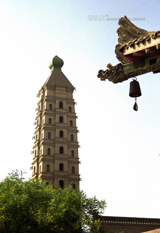 无人,竖图,室外,白天,仰视,旅游,度假,名胜古迹,植物,标志建筑,地标,建筑,中国,亚洲,阴影,遗迹,光线,影子,塔,古迹,文物,娱乐,建设,古建筑,宝塔,佛塔,树,树木,蓝色,绿色,蓝天,天空,阳光,自然,天,享受,休闲,旅游胜地,放松,生长,晴朗,成长,古文明,东亚,宁夏,银川,万里无云,首府,中华人民共和国,西北地区,银川市,宁夏回族自治区,宁,浮图,浮屠,晴空,晴空万里,彩图,低角度拍摄,塔婆,浮图塔,浮头,佛图,承天寺塔,兴庆,兴庆区,shzwj1