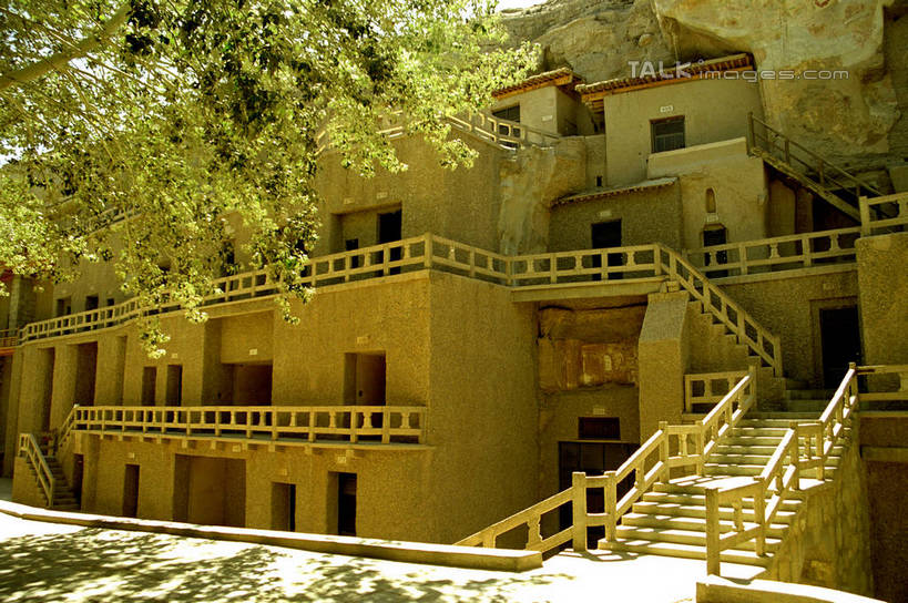 无人,家,栏杆,横图,室外,白天,正面,旅游,度假,美景,名胜古迹,植物,窗户,楼梯,标志建筑,地标,建筑,敦煌,中国,亚洲,阴影,遗迹,光线,扶手,影子,房屋,阶梯,屋子,景观,古迹,文物,娱乐,建设,古建筑,护栏,楼房,玻璃窗,台阶,住宅,树,树木,绿色,阳光,自然,享受,休闲,旅游胜地,景色,放松,生长,成长,自然风光,古文明,东亚,甘肃,甘肃省,莫高窟,中华人民共和国,西北地区,甘,酒泉,酒泉市,千佛洞,彩图,房子,shzwj1